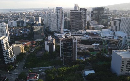 <p><strong>SELF-REGULATION</strong>. An aerial view of the Cebu Business Park, home of many food and beverage establishments in Cebu City. Cebu Provincial Board member Glenn Anthony Soco on Tuesday (Oct. 19, 2021) said food and beverage establishments in Cebu supporting the call to self-regulate their health and safety protocols must vaccinate all their employees for protection against Covid-19. <em>(File photo by Jun Nagac)</em></p>