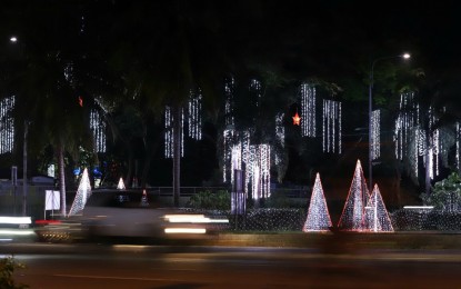 <p><strong>EARLY PREPARATIONS.</strong> The Quezon Memorial Circle along Elliptical Road in Quezon City sparkles with Christmas lights and decoration on Oct. 19, 2021. The park is already open to visitors but strict safety protocols must be followed. <em>(PNA photo by Robert Oswald P. Alfiler)</em></p>