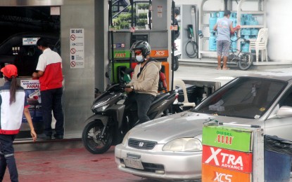 <p><strong>PRICE ROLLBACK</strong>. Oil firms have announced another price drop for Tuesday (July 12, 2022) as prices in the international market have dropped due in part to recession fears. Petron, PTT, and Seaoil said price of gasoline will be reduced by PHP5.70 per liter, and diesel by PHP6.10 per liter. <em>(PNA file photo)</em></p>