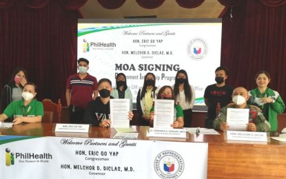 <p><strong>INTERNSHIP</strong>. Some 40 fresh graduates in Benguet province have been hired to augment the manpower resources of the PhilHealth North Luzon office in Baguio City and the provincial government of Benguet, each getting 20 personnel. The 40 graduates were hired using funds from the office of Benguet caretaker Congressman Eric Yap coursed through the Department of Labor and Employment. (<em>PNA photo by Liza T. Agoot</em>) </p>