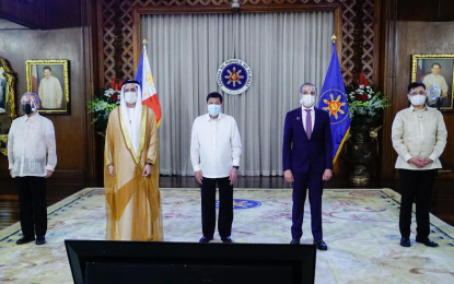 <p><strong>LETTER OF CREDENCE.</strong> President Rodrigo R. Duterte poses for a photo with United Arab Emirates Ambassador-designate to the Philippines Mohamed Obaid Salem Alqataam Alzaabi after the latter presented his letter of credence to the President at the Malacañang Palace on Wednesday (Oct. 20, 2021). Joining them are (from left) Foreign Affairs Secretary Teodoro Locsin Jr., Administrative Attaché Khalid Mohamed Amer Salmeen, and Chief of Presidential Protocol and Presidential Assistant on Foreign Affairs Undersecretary Robert Borje. <em>(Presidential photo by Arman Baylon)</em></p>