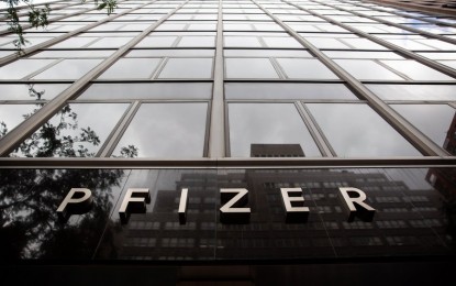 <p><strong>BOOSTER. </strong>Photo taken on Aug. 23, 2021 shows Pfizer signage at Pfizer's World Headquarters in New York, United States. <em>(Photo by Michael Nagle/Xinhua) </em></p>
