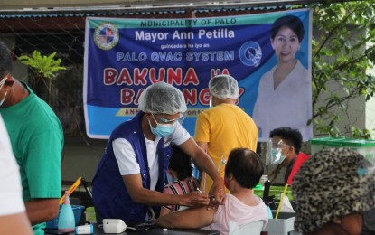 <p><strong>VACCINATION</strong>. The vaccination drive in villages of Palo, Leyte in this Sept. 10, 2021 photo. Some 673,961 residents in Eastern Visayas have been fully vaccinated against Covid-19 as of October 21, representing 20 percent of the population in the region, the Department of Health regional office here reported on Friday (Oct. 22, 2021). <em>(Photo courtesy of Palo, Leyte local government)</em></p>