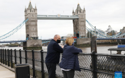 <p><strong>UK NEW CASES.</strong> People wearing face masks stand near Tower Bridge in London, Britain on Oct. 23, 2021. Another 44,985 people in Britain have tested positive for Covid-19, bringing the total number of coronavirus cases in the country to 8,734,934, according to official figures released Saturday. <em>(Xinhua/Li Ying)</em></p>