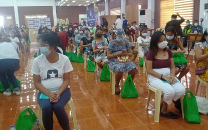 <p><strong>‘KONTRA GUTOM’</strong>. Nutritionally at-risk women in Pangasinan receive food packs from the Zero Hunger Task Force, Pilipinas Kontra Gutom movement, and the provincial government of Pangasinan Monday (Oct. 25, 2021). There are a total of 3,200 beneficiaries in the province. <em>(Photo by Hilda Austria)</em></p>