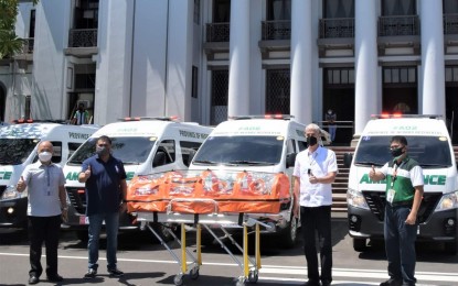 <p><strong>BOOSTING EMERGENCY RESPONSE.</strong> Negros Occidental Governor Eugenio Jose Lacson (2nd from right), with (from left) Provincial Administrator Rayfrando Diaz II, Vice Governor Jeffrey Ferrer, and Provincial Disaster Management Program Division head Zeaphard Caelian, during the inspection of the six ambulances at the Capitol grounds in Bacolod City on Monday (Oct. 25, 2021). The medical transport vehicles will be turned over to the provincial government-run hospitals in five local government units across the province.<em> (Photo courtesy of PIO Negros Occidental)</em></p>