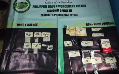 <p><strong>CONFISCATED.</strong> Law enforcers seize some PHP120,000 worth of shabu in a buy-bust operation in Subic, Zambales on Sunday (Oct. 24, 2021). Five drug suspects were arrested during the operation. <em>(Photo by PRO-3)</em></p>