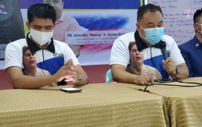 <p><strong>GRAND CARAVAN.</strong> Run, Sara, Run convenors Barangay Cabantian chairperson Mark Galvez (left) and Barangay 23-C chairman Alimoden Usman announce on Tuesday (Oct. 26) the two grand caravans of Mayor Sara Z. Duterte supporters slated for Oct. 28 in Davao City and November 13 to 15 in Pasay City. The group is optimistic that the presidential daughter will take the challenge and run for president in the 2022 polls. <em>(PNA photo by Che Palicte)</em></p>
<p><em> </em></p>