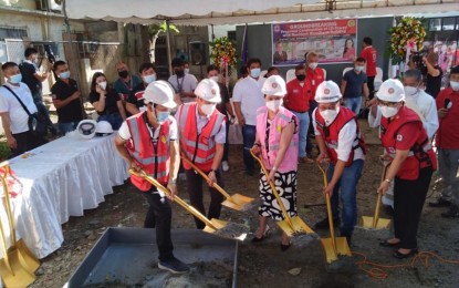 <p><strong>NEW BLOOD BANK.</strong> PhIlippine Red Cross chairperson and CEO, Senator Richard Gordon, led the groundbreaking ceremony on Wednesday (Oct. 27, 2021) of the construction of a blood bank in Santa Rosa, Laguna. When completed, he said the facility will help more people in need of blood. <em>(Photo courtesy of PRC)</em></p>