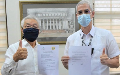 <p><strong>ORGANIC FARMING TIES</strong>. Negros Occidental Governor Eugenio Jose Lacson (right) and Negrense Edgardo Uychiat, board member and first vice president of the Executive Board of International Federation of Organic Agriculture Movements Asia, show the signed memorandum of understanding with Goesan Country, South Korea’s top organic agriculture producer. Formalized in virtual rites held on Tuesday (Oct. 26, 2021), the partnership seeks the advancement of organic agriculture advocated by both local governments. <em>(PIO Negros Occidental photo)</em></p>