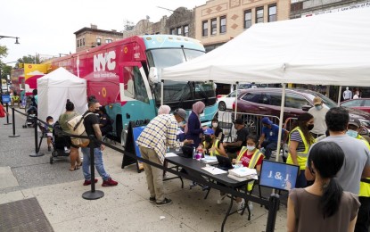 <p><strong>RECORD LOW</strong>. People wait outside a mobile vaccine clinic in New York, the United States, on Aug. 31, 2021. The daily count of people receiving first shots of Covid-19 vaccines in the US dropped to a record low. <em>(Xinhua/Wang Ying)</em></p>