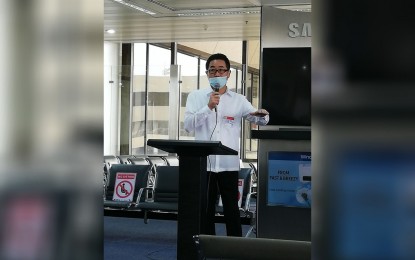 <p><strong>BETTER CHRISTMAS</strong>. Japanese Ambassador to the Philippines Kazuhiko Koshikawa delivers a message during the arrival of Japan-donated 896,000 doses of AstraZeneca vaccine at the Ninoy Aquino International Airport on Thursday (Oct. 28, 2021). He expressed confidence the country will have a "better Christmas" since more vaccines against Covid-19 are arriving. <em>(PNA photo by Cristina Arayata)</em></p>