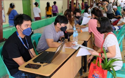 <p><strong>CRISIS AID.</strong> Beneficiaries of the Assistance to Individuals in Crisis Situation receive the second tranche of their PHP5,000 cash aid in Navotas on Oct. 15, 2021. The Department of Social Welfare and Development implements the program.<em> (Photo courtesy of Navotas-PIO)</em></p>