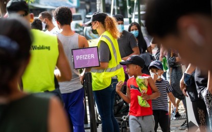 <p><strong>MORE VAX.</strong> People wait to receive the Pfizer/BioNTech Covid-19 vaccine at a mobile vaccine clinic in the Brooklyn borough of New York, United States on Aug. 23, 2021. (<em>Photo by Michael Nagle/Xinhua</em>) </p>