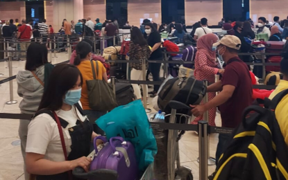 <p><strong>REPATRIATES.</strong> The Philippine Embassy in Riyadh repatriates 340 distressed overseas Filipinos from Saudi Arabia in this October 2021 photo. The repatriation was also made possible by the Department of Foreign Affairs.<em> (Photo courtesy of PH Embassy in Riyadh)</em></p>