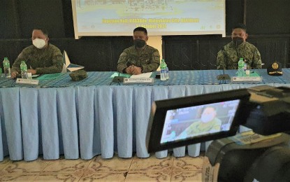 <p><strong>BRIEFING.</strong> Officials of the 4th Infantry Division and Bukidnon Provincial Police conduct a press conference on the death of Jorge "Ka Oris" Madlos in Malaybalay, Bukidnon on Sunday (Oct. 31, 2021). Maj. Gen. Romeo Brawner Jr. (center), the 4ID commander, led the briefing. <em>(PNA photo by Nef Luczon)</em></p>