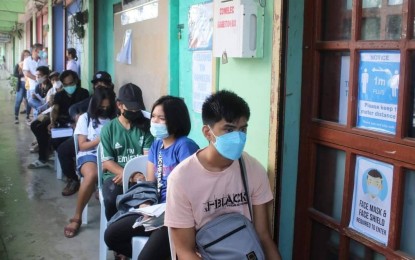 <p><strong>EXTENDED VOTERS REGISTRATION</strong>. Voters wait for their turn to enter the Comelec Municipal Office in Sibalom, Antique to register in this Oct. 11, 2021 photo. Comelec-Antique on Tuesday (Nov. 2, 2021) reported some 7,603 registrants from October 11-30.<em> (Photo courtesy of Radyo Kaabyanan)</em></p>