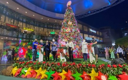 <p><strong>CHRISTMAS IN THE AIR</strong>. The simultaneous lighting of the giant Christmas tree and the Ilonggo Christmas Parol of Hope at the Garden Atrium of the Festive Walk inside Megaworld’s Iloilo Business Park in Mandurriao district on Friday (Nov. 5, 2021) ushers the start of the holiday season in Iloilo City. Mayor Jerry Treñas lauded the Megaworld and the Philippine Chamber of Commerce and Industry-Iloilo chapter for the initiative. <em>(Photo courtesy of Iloilo Business Park FB Page)</em></p>