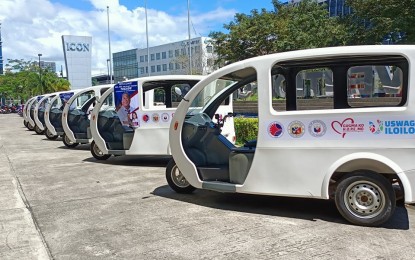 <p><strong>PACKAGE OF ASSISTANCE.</strong> Twenty-five electronic tricycles are included in the package of assistance that the Department of Transportation and the Department of Labor and Employment released to Iloilo province on Monday (Nov. 8, 2021). Ten bus units that will use the cashless payment system were also launched.<em> (PNA photo by PGLena)</em></p>