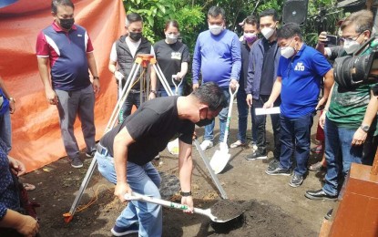 <p><strong>GROUNDBREAKING RITES.</strong> Legazpi Mayor Noel E. Rosal (center) leads the groundbreaking ceremony for a water system facility project in Kilometro-16, Barangay Banquerohan in the capital city of Albay. The project is part of the social services of the city government to give residents a sufficient supply of potable water. <em>(Photo by Connie Calipay)</em></p>