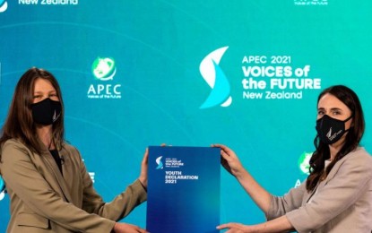 <p><strong>ADDRESSING GLOBAL ISSUES</strong>. APEC Voices of the Future 2021 New Zealand delegate Jess Jenkins (left) hands the Youth Declaration over to New Zealand Prime Minister Jacinda Ardern (right). Youth delegates participating in the event delivered a raft of practical approaches to help address global issues to APEC leaders.<em> (ANTARA/HO-APEC New Zealand)</em></p>