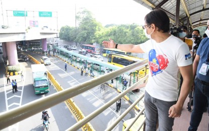 <p><strong>NEW FOOTBRIDGE</strong>. MMDA Chair Benjamin “Benhur” Abalos Jr. inspects the Edsa-Buendia southbound footbridge during its inauguration on Thursday (Nov. 11, 2021). He said the 125th footbridge built by the MMDA in the National Capital Region will help ease pedestrian traffic in the area. <em>(Photo courtesy of MMDA)</em></p>