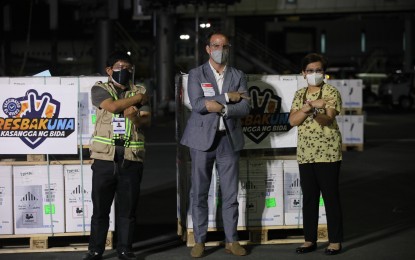 <p><strong>PFIZER ARRIVAL.</strong> Department of Health Dir. Ariel Valencia, US Embassy foreign service officer John Avrett and NTF Against Covid-19 medical consultant Dr. Ma. Paz Corrales do the Resbakuna sign during the the latest delivery of 866,970 doses of Pfizer vaccine at the NAIA Terminal 3 on Thursday night (Nov. 11, 2021). Corrales said as more supplies of Covid-19 vaccines pour into the country,  Filipinos no longer have a reason not to get vaccinated. <em>(PNA photo by Avito Dalan)</em></p>