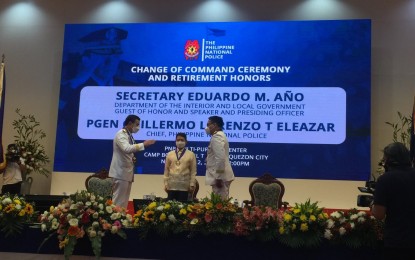 <p><strong>NEW PNP CHIEF.</strong> Lt. Gen. Dionardo Carlos (right) takes over as the new chief of the Philippine National Police (PNP) in a ceremony led by DILG Secretary Eduardo Año (middle) in Camp Crame, Quezon City on Friday (Nov. 12, 2021). Carlos replaced Gen. Guillermo Eleazar (left) who retired from the service. <em>(Photo courtesy of PNP)</em></p>