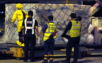 <p><strong>VAX DRIVE.</strong> Bureau of Customs and Department of Health officials inspect the shipment of 3 million doses of Sinovac Covid-19 vaccines that arrived at the Ninoy Aquino International Airport Terminal 2 on Thursday night (Nov. 11, 2021). The Philippines has enough supply of jabs and will use them during the national vaccination days on November 29 to December 1. <em>(PNA photo by Jess M. Escaros Jr.)</em></p>