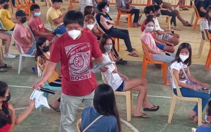 <p><strong>PEDIATRIC GROUP.</strong> The vaccination of minors aged 12 to 17 years old start in Aguilar, Pangasinan on Tuesday (Nov. 16, 2021). The national government has gone full swing in ensuring at least 77 million of 110 million Filipinos will be vaccinated against Covid-19 by the end of the year. <em>(PNA photo by Joan S. Villanueva)</em></p>