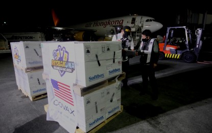 <p><strong>ROUTINE CHECK.</strong> Bureau of Customs officials inspect the boxes containing the 301,860 doses of US-donated Pfizer Covid-19 vaccine at the Ninoy Aquino International Airport Terminal 3 on Nov. 15, 2021. The Philippines has received at least 124 million doses of vaccine. <em>(PNA photo by Avito Dalan)</em></p>