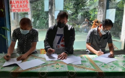 <p><strong>ART COMPETITION FOR A CAUSE.</strong> The Philippine Postal Corporation (Post Office), Art Association of the Philippines, Inc. (AAP) and Malabon Zoo signed an agreement to donate 10 percent of the proceeds of the "1st Philippine Postal Corporation Art Competition 2021" to Malabon Zoo to help bring some relief to the animals amid the Covid-19 pandemic. Present at the ceremony (from left to right) are Manny Tangco, president/founder of Malabon Zoo and Botanical Garden Foundation, Inc.; Postmaster General Norman N. Fulgencio and Art Association of the Philippines Inc. president Fidel Sarmiento.<em> (Contributed photo)</em></p>