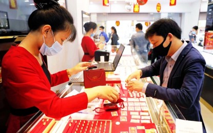 <p>Buyers at a gold shop in Hà Nội (<em>VNA/VNS photo</em>) </p>