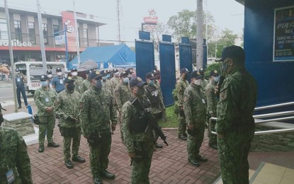 <p><strong>SPOT INSPECTION</strong>. Pangasinan Police Provincial Office provincial director Col. Richmond Tadina (right) talks with the uniformed personnel of Manaoag Police Station on Nov. 16, 2021. Tadina conducted spot inspections on the police stations in the province. <em>(Photo courtesy of PPPO)</em></p>