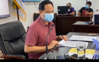 <p><strong>OBSERVE PROTOCOL</strong>. Iloilo Governor Arthur Defensor Jr. said Friday (Oct. 21, 2022) face masks and proof of full vaccination are required for those who want to visit cemeteries, memorial parks, and columbaria located in the province during "Undas" on November 1. He said local task forces have been directed to strictly enforce protocols by conducting patrols and exercising their visitorial powers. <em>(PNA file photo)</em></p>