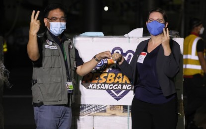 <p><strong>MORE PFIZER DOSES.</strong> National Task Force Against Covid-19 sub-task force on current operations head Assistant Secretary Wilben Mayor and Embassy Public Engagement Deputy Attache Pauline Anderson welcome the arrival of 609,570 doses of Pfizer vaccine at the NAIA Terminal 3, Pasay City on Thursday (Nov. 18, 2021). This is part of the 1,219,410 Pfizer doses procured by the Philippine government thru the Asian Development Bank. <em>(PNA photo by Avito Dalan)</em></p>