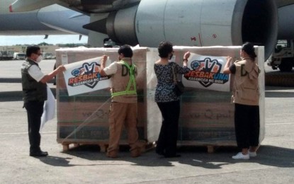 <p><strong>MORE JABS.</strong> Officials of the National Task Force Against Covid-19 and the Department of Health welcome the arrival of the 1.3 million doses of Moderna vaccines at the Ninoy Aquino International Airport Terminal 1 on Friday (Nov. 19, 2021). The jabs are expected to boost the government's national vaccination drive set from November 29 to December 1. <em>(PNA photo by Jess Escaros)</em></p>