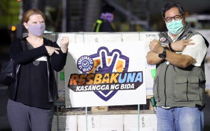 <p><strong>RESBAKUNA</strong>. National Task Force Against Covid-19 medical adviser Dr. Teodoro Herbosa (right) and US Embassy Environment, Science, Technology, and Health Officer Clare Bea do the vaccinated sign during the arrival of the latest shipment of Pfizer vaccine at the Ninoy Aquino International Airport Terminal 3 in Pasay City on Friday (Nov. 19, 2021). The fresh shipment of 609,570 doses of Pfizer brings to 4.72 million the number of vaccine doses that arrived in the country on Friday alone. <em>(PNA photo by Joey O. Razon)</em></p>