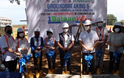 <p><strong>QUALITY HOUSING</strong>. Department of Human Settlements and Urban Development (DHSUD) Secretary Eduardo del Rosario leads the groundbreaking ceremony for the land development of the 1Bataan Village in Orion, Bataan, on Friday (Nov. 19, 2021). The housing project is composed of 2,936 units for fire victims and informal settler families residing in danger zones. <em>(Photo courtesy of DHSUD)</em></p>