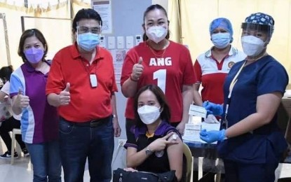 <p><strong>BOOSTER SHOTS.</strong> Bacolod City Mayor Evelio Leonardia (2nd from left) and Em Legaspi-Ang (standing, center), executive director of Bacolod City Emergency Operations Center Task Force, witness the administration of booster shots on some 30 dentists on Nov. 19, 2021. On Monday (Nov. 22, 2021), the city government began giving booster doses to vaccinees in the A2 and A3 priority groups, or senior citizens and adults with comorbidities, respectively. <em>(Photo courtesy of Bacolod City PIO)</em></p>