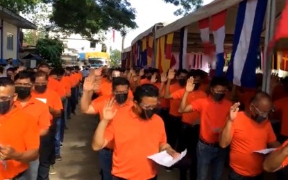 <p><strong>COASTAL AUXILIARY MEN.</strong> Newly appointed members of the Philippine Coast Guard coastal community auxiliary division in General Santos City formally take their oath in a ceremony at the Coast Guard Soccsksargen station in Makar Wharf on Monday (Nov. 22, 2021). The oath-taking was presided by Department of Transportation Secretary Arthur Tugade. <em>(Contributed photo)</em></p>