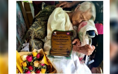 <p><strong>SO LONG, LOLA ISKA</strong>. Negrense supercentenarian Francisca Montes Susano, with the plaque she received from the National Commission on Senior Citizens during her 124th last Sept. 11. The native of Kabankalan City, considered the oldest living Filipino, died Monday night (Nov. 22, 2021). <em>(Photo courtesy of City of Kabankalan)</em></p>