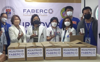 <p>Turnover of Covid-19 drug molnupiravir to Sta. Ana Hospital, Manila<em> (Photo courtesy of MC Field Hospital Facebook)</em></p>