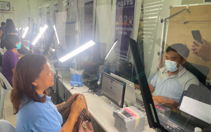 <p><strong>NATIONAL ID REGISTRATION</strong>. Residents in Ilocos Norte register for the national ID at the PSA Ilocos Norte office in Laoag City on Tuesday (Nov. 23, 2021). The national ID system aims to simplify public and private transactions such as enrollment in schools and opening of bank account, among others. (<em>PNA photo by Leilanie G. Adriano</em>) </p>