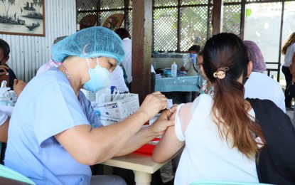 <p><strong>VAX DRIVE.</strong> A health care worker in Negros Oriental injects Covid-19 vaccine to a young girl on Nov. 23, 2021. The province is targeting to inoculate 75,000 during the national vaccination campaign from November 29 to December 1. <em>(Photo courtesy of Negros Oriental provincial government Facebook)</em></p>