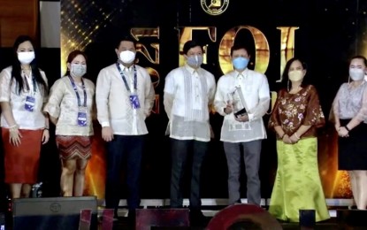 <p><strong>2021 FOI CHAMPION.</strong> Department of Energy (DOE) Undersecretary Roberto Uy receives a plaque from PCOO Undersecretary and Freedom of Information-Project Management Office Program Director Kristian Ablan during the 2021 FOI Awards at Radisson Blu Hotel in Cebu City on Thursday night (Nov. 25, 2021). The DOE has been chosen as the 2021 FOI Champion Department Award for its exceptional or significant contribution to the FOI programs, progress and development.<em> (Screengrab from RTVM video)</em></p>