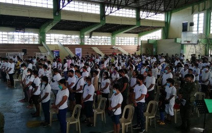 <p><strong>ABANDONING NPA</strong>. The 186 supporters of the New People’s Army (NPA) during a mass surrender in Carigara, Leyte on Nov. 26, 2021. These surrenderers are from the town's 10 villages.<em> (PNA file photo)</em></p>