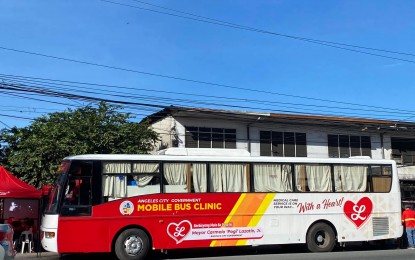 <p><strong>MOBILE BUS CLINIC.</strong> The city government of Angeles in Pampanga deploys mobile bus clinics to the city's boundaries as part of its participation in the national government's three-day massive vaccination drive that started on Monday (Nov. 29, 2021). All unvaccinated city residents and even non-residents can receive their Covid-19 jabs at the 'Ronda Bakuna' clinics. <em>(Photo courtesy of the City Government of Angeles)</em></p>