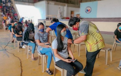 <p><strong>JOINT EFFORTS.</strong> Health care workers and volunteers administer Covid-19 vaccines in Pudtol, Apayao on Monday (Nov. 29, 2021). Department of Health data showed Cordillera Administrative Region injected 36,489 doses during the first day of the nationwide vaccination drive, exceeding its 22,970 goal.<em> (Photo courtesy of MLGU Pudtol, Apayao)</em></p>