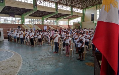 <p><strong>QUITTING THE NPA</strong>. Some of the 186 supporters of the New People's Army (NPA) during a mass surrender in Carigara, Leyte on Nov. 26, 2021. Days after these residents pledged their allegiance to the government, a Philippine Army official has warned residents in remote communities in Leyte of the NPA's recruitment strategy during the pandemic.<em> (Photo courtesy of Philippine Army)</em></p>